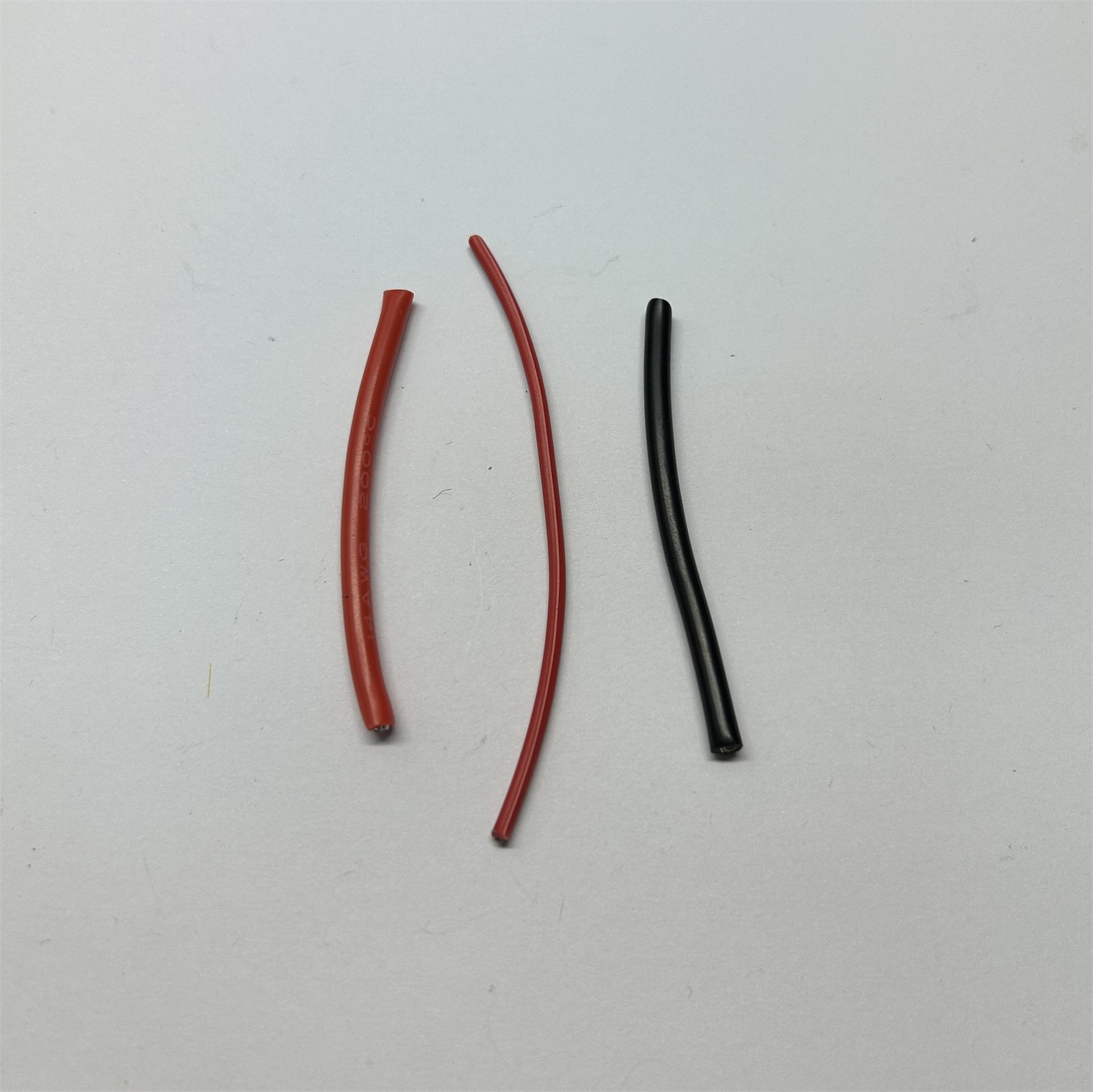 Силіконові дроти AWG 12 і AWG 18 перед зачисткою та лудінням