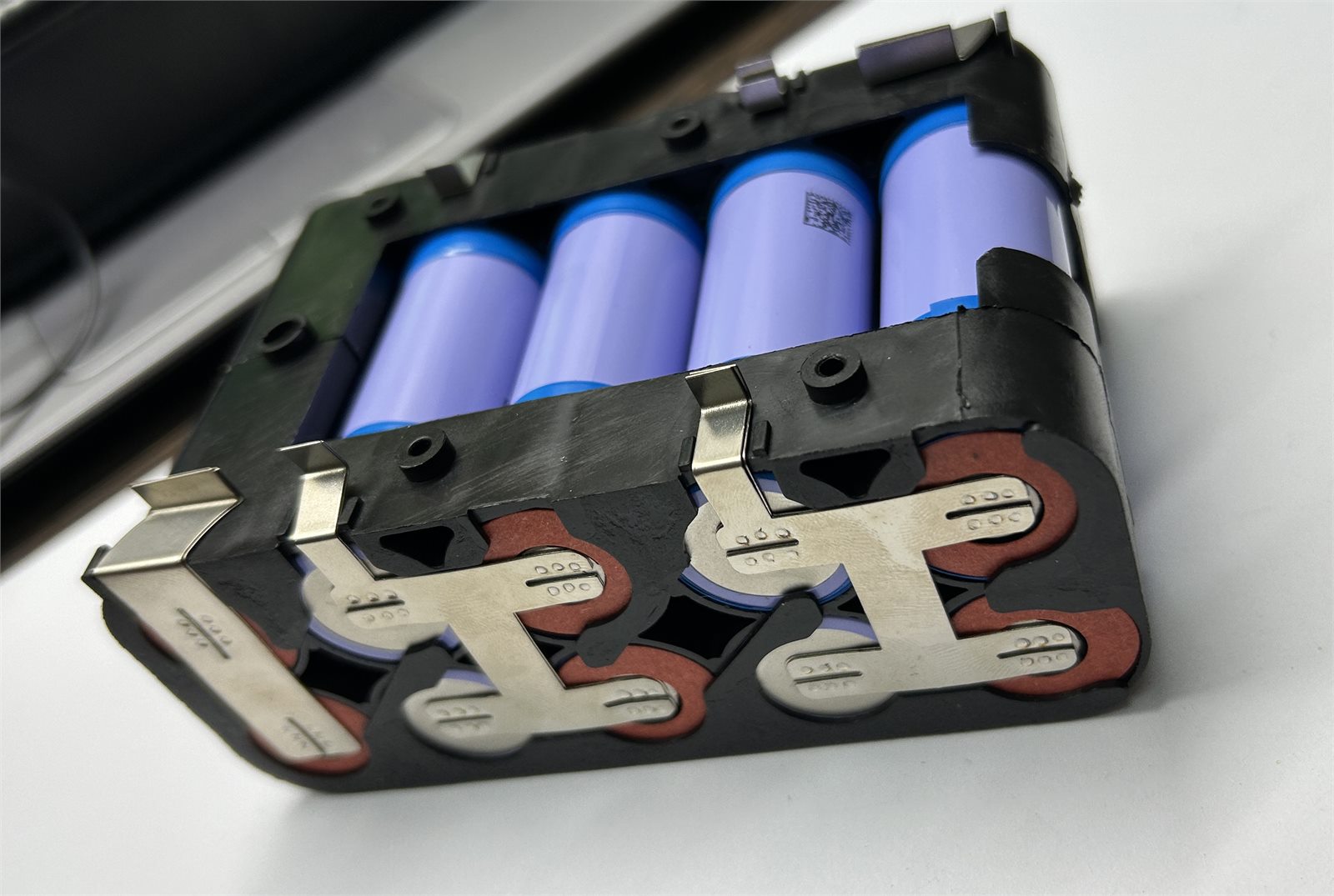 Зворотна сторона збірки 5S2P із привареними нікелевими пластинами