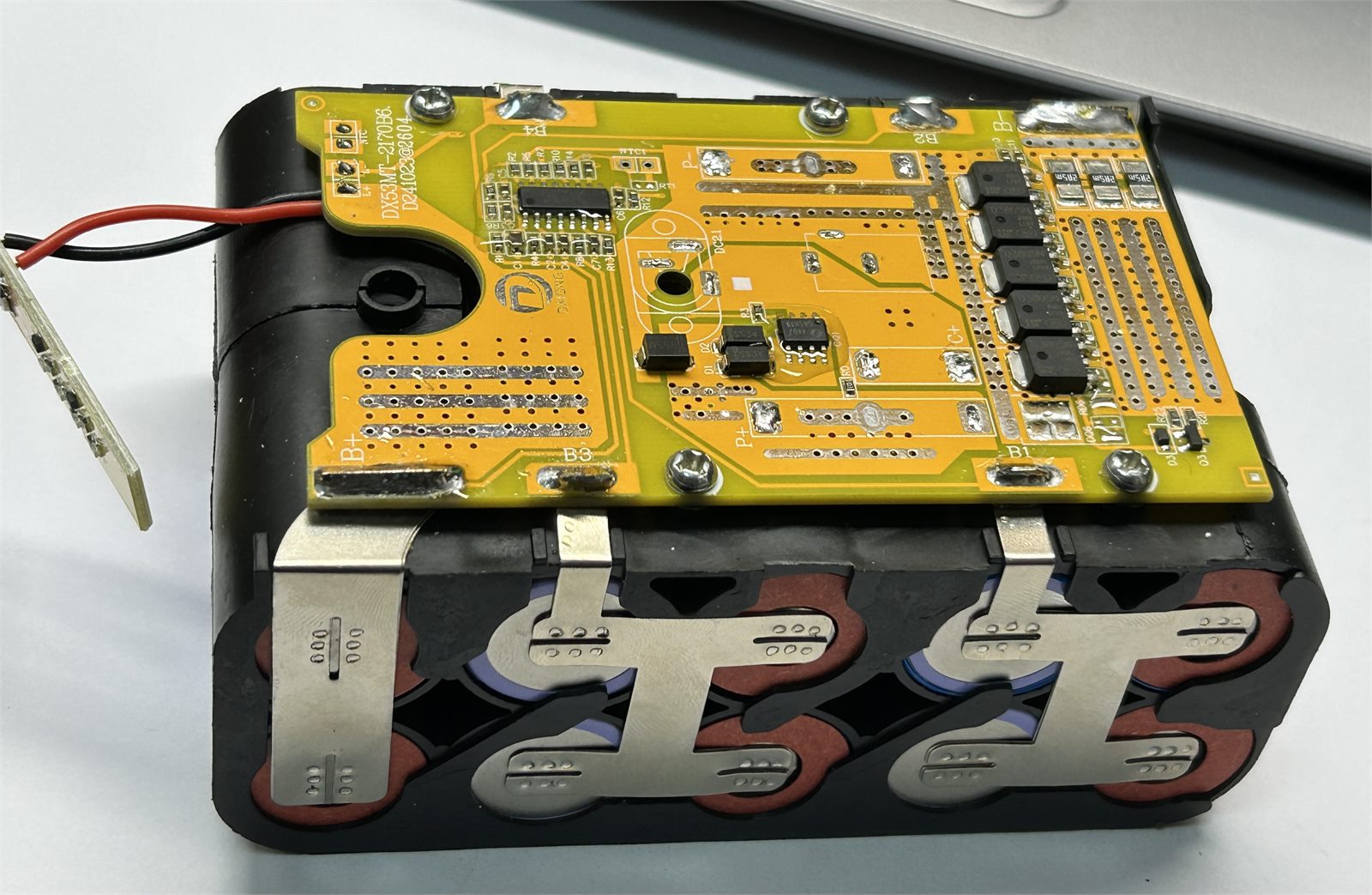 Завершене пропаювання контактів BMS до нікелевих пластин на збірці 5S2P